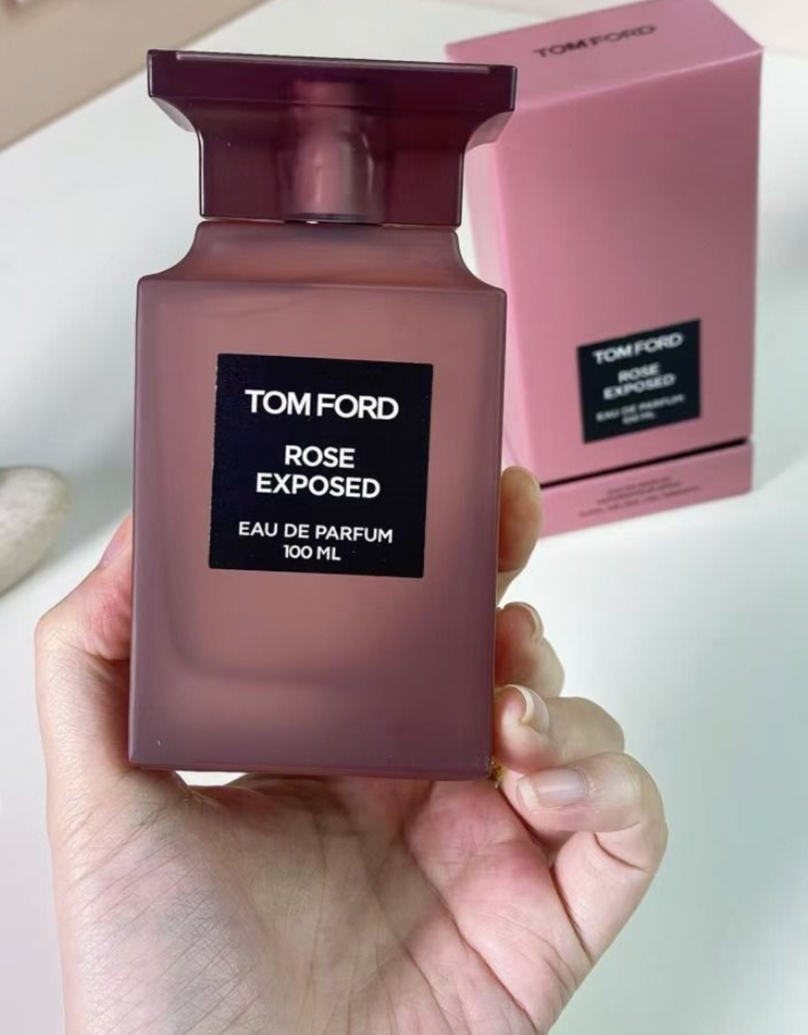 A sculpted statement in blush tones, this Tom Ford Rose Exposed Eau de Parfum (100 ml) pairs bold design with a sensual, modern rose profile.