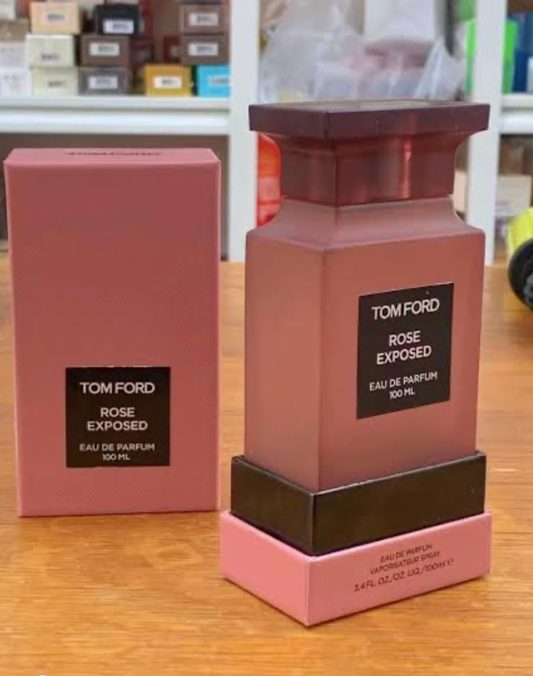 A sculpted statement in blush tones, this Tom Ford Rose Exposed Eau de Parfum (100 ml) pairs bold design with a sensual, modern rose profile.